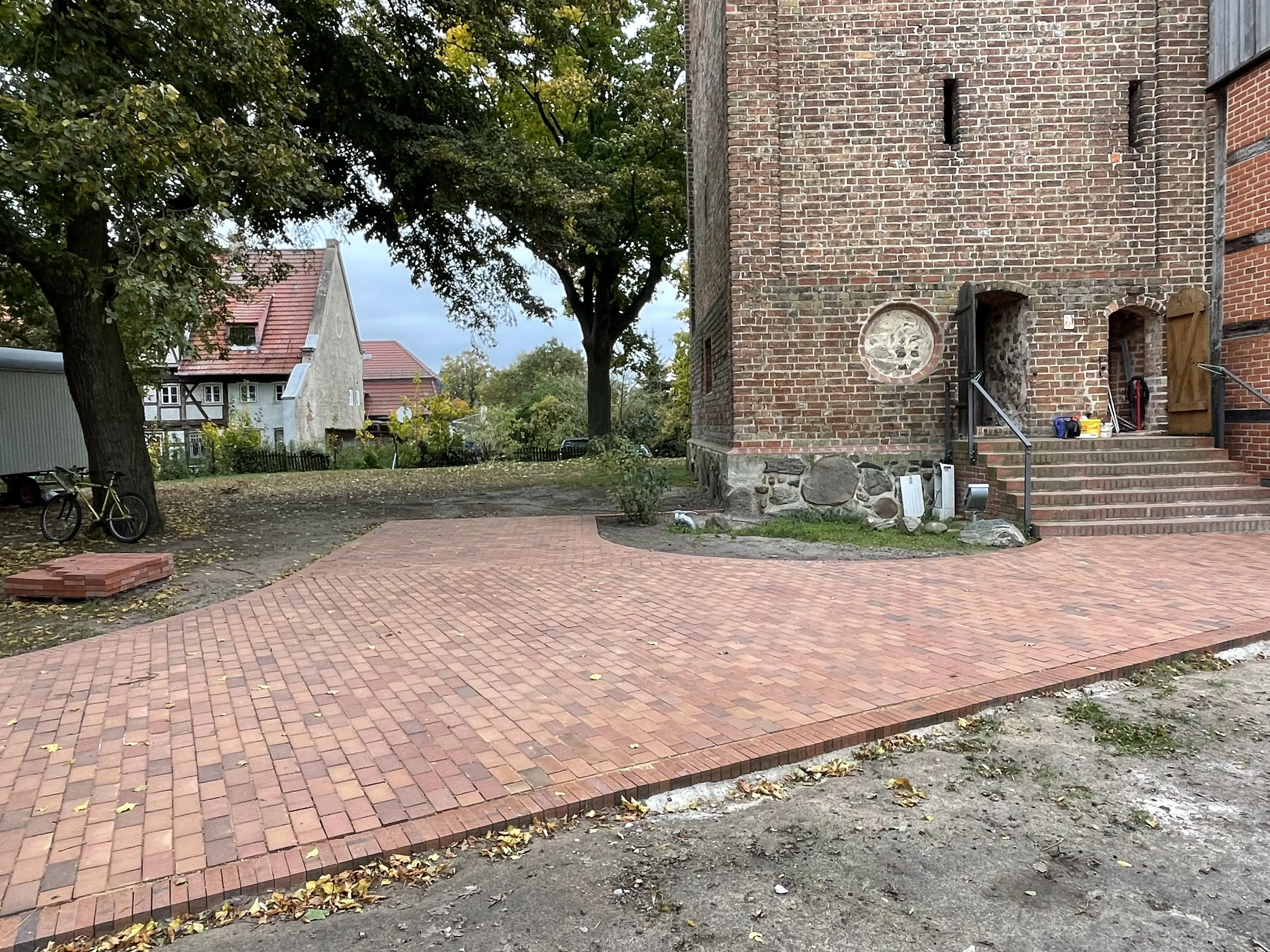 Gepflasterter Rastplatz links neben der Turmanlage (rechts im Bild)
