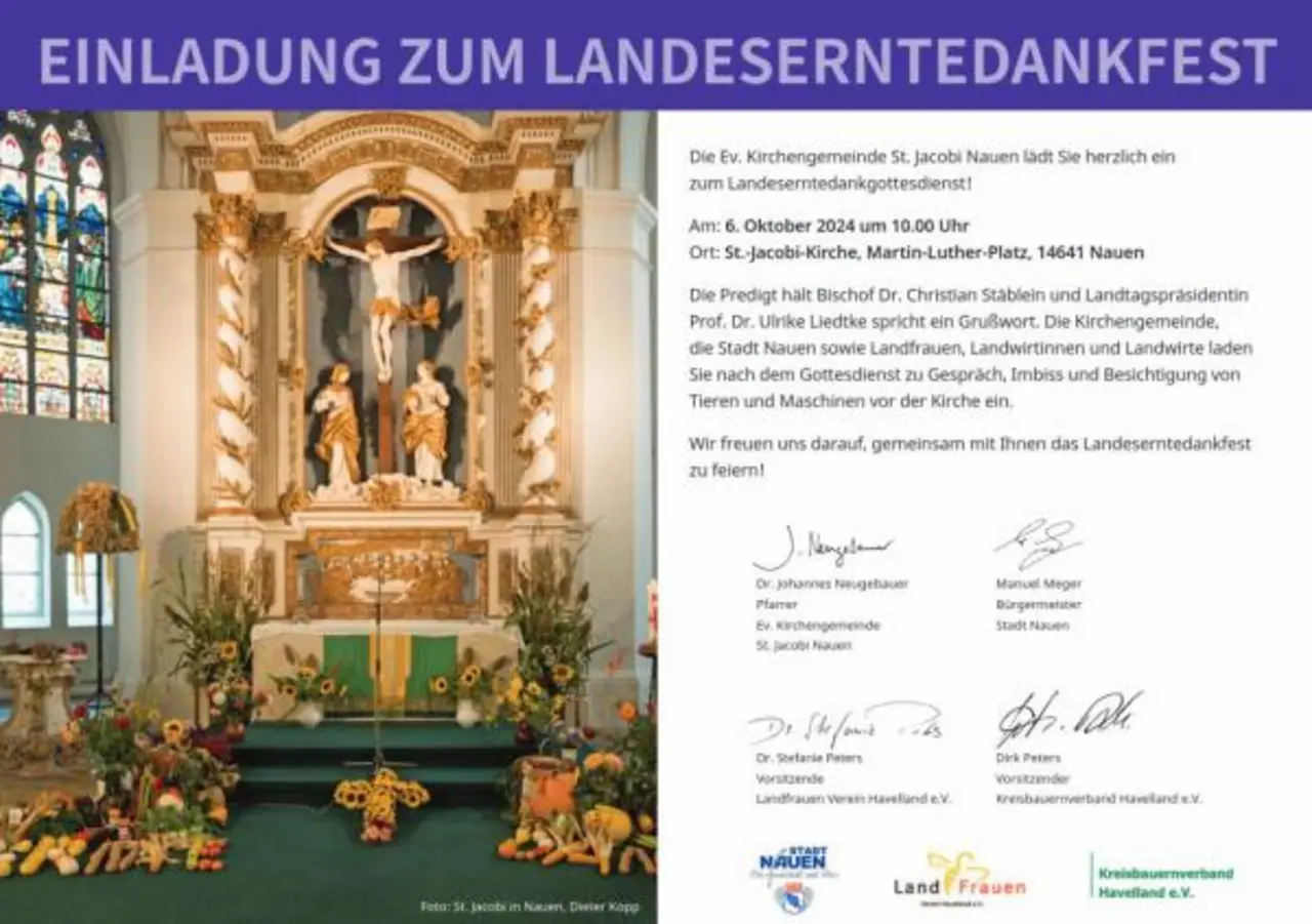 Man erkennt eine gestaltete Einladung zum Landeserntedankfest 2024 in Nauen mit einer Fotografie des Altars der St.-Jacobi-Kirche in Nauen im rechten Bildabschnitt.