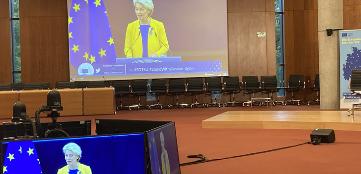 Live-Übertragung der Rede zur Lage der Europäischen Union im Europäischen Patentamt (München), man erkennt eine Fernsehinsel im Vordergrund und eine Beamerwand im Hintergrund.