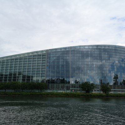 Gebäude des Europaparlaments vom Wasser aus gesehen.
