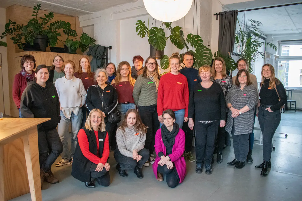 Zu sehen ist eine Gruppe von Menschen, die sich zum Projektlabor des Projektes “Europa, jetzt wird’s konkret!” getroffen haben und zusammen ein Abschlussfoto machen.