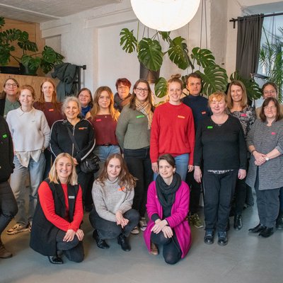 Zu sehen ist eine Gruppe von Menschen, die sich zum Projektlabor des Projektes “Europa, jetzt wird’s konkret!” getroffen haben und zusammen ein Abschlussfoto machen.