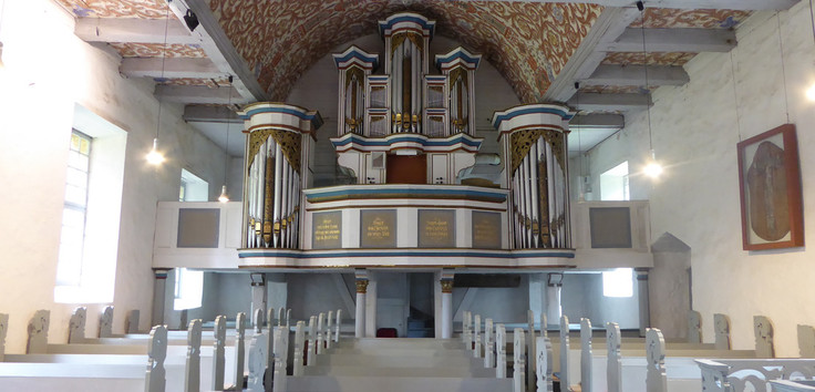 Zu sehen ist der Innenraum der Dorfkirche Dallmin mit großer Orgel