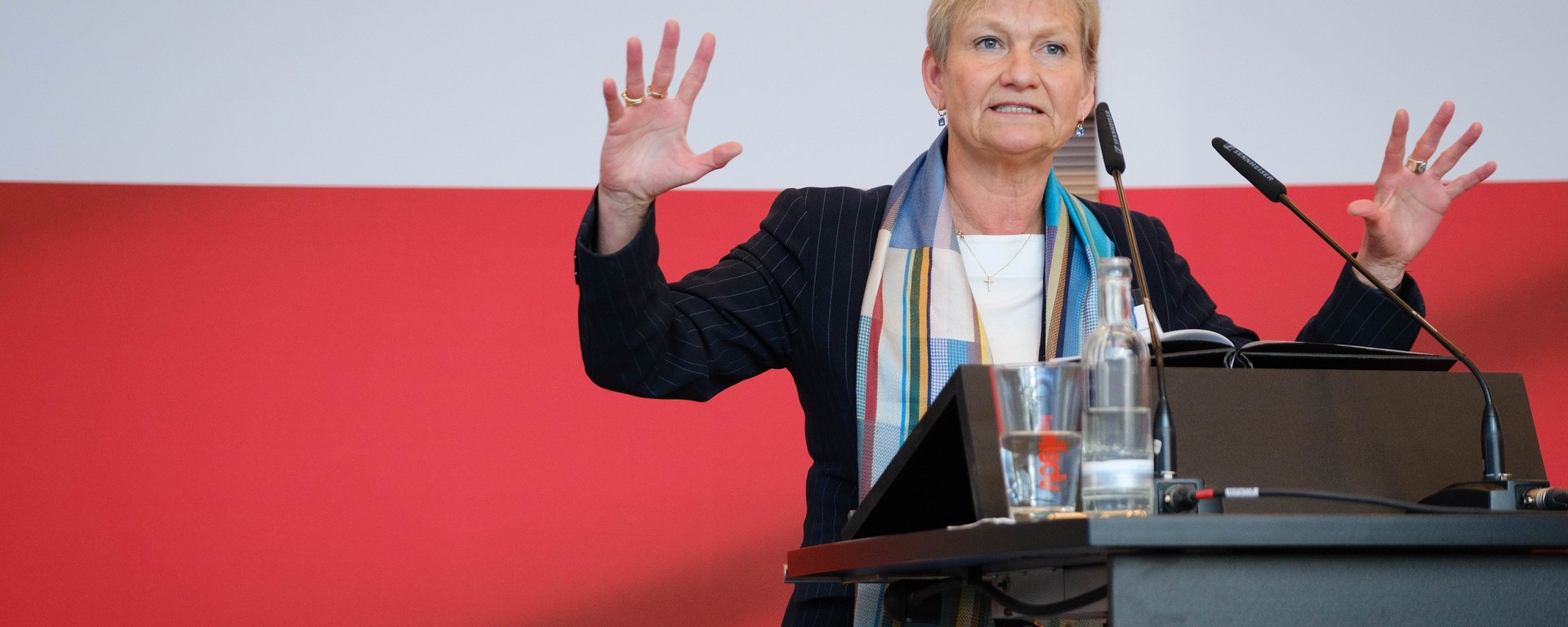 Auf dem Bild sieht man Kirsten Fehrs. Sie ist Ratsvorsitzende der EKD und Bischöfin im Sprengel Hamburg und Lübeck.