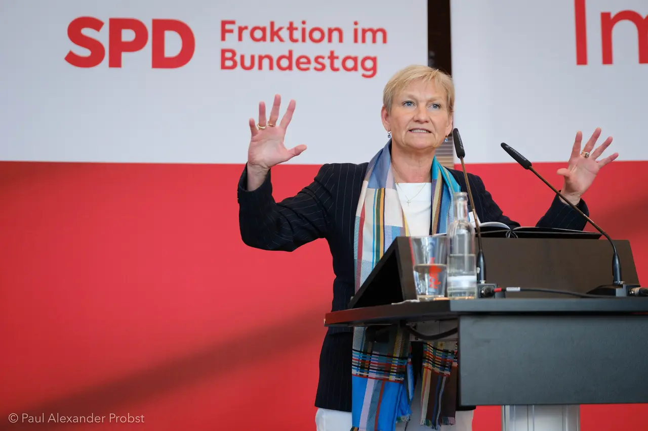 Auf dem Bild sieht man Kirsten Fehrs. Sie ist Ratsvorsitzende der EKD und Bischöfin im Sprengel Hamburg und Lübeck.