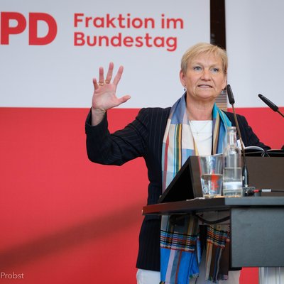 Auf dem Bild sieht man Kirsten Fehrs. Sie ist Ratsvorsitzende der EKD und Bischöfin im Sprengel Hamburg und Lübeck.