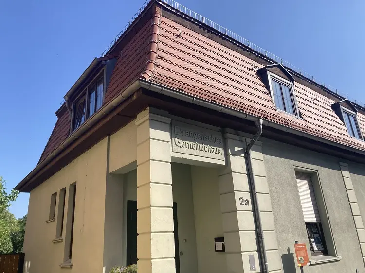 Auf dem Bild sieht man die Außenfassade des Gemeindehauses in Gransee (Brandenburg). Es wurde mithilfe von EU-Fördermitteln energetisch saniert.