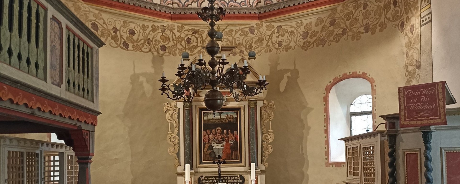 Auf dem Bild sieht man den Altar im Innenraum der Kirche in Zixdorf.