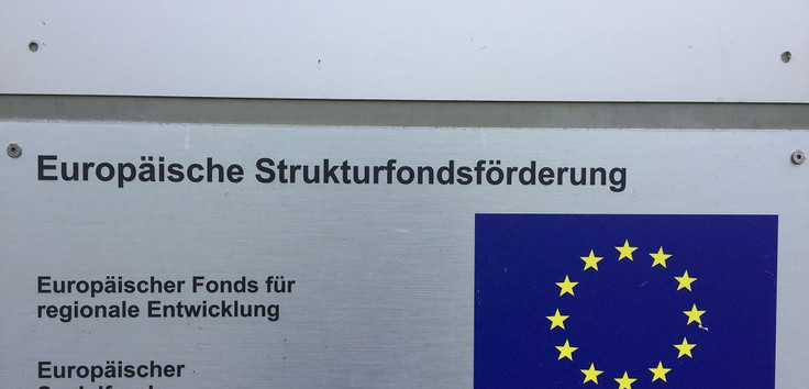 Foto: Johan Wagner/EKBO; zu sehen ist das Türschild des Europäischen Fonds für regionale Entwicklung (EFRE) Berlin