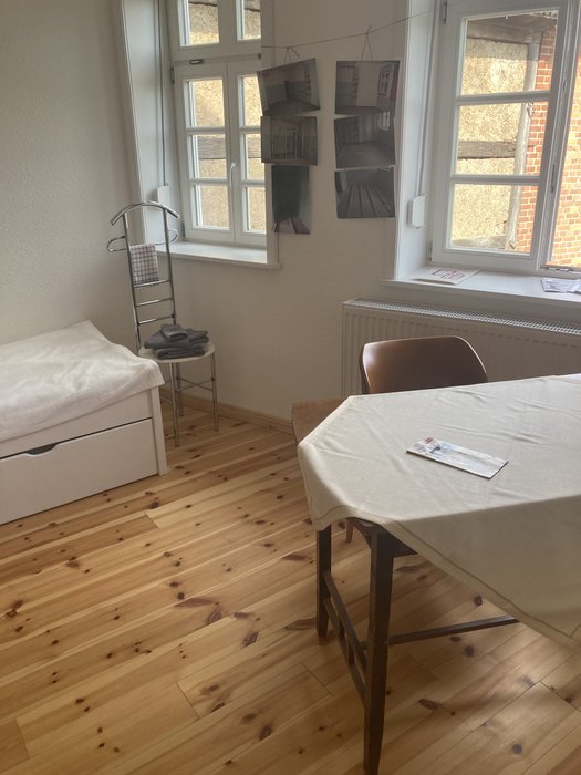 Auf dem Bild sieht man ein Zimmer, in denen Gäste im Gemeindehaus Lenzen übernachten können.