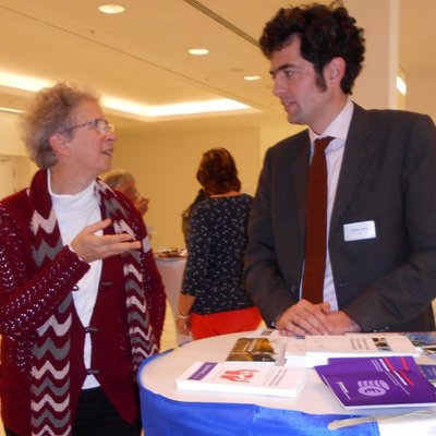Fördermittel-Referent Johan Wagner (rechts) im Gespräch am Stand, Foto: EKBO