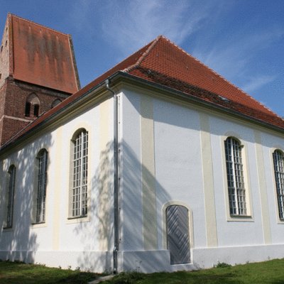 Im Vordergrund des Bildes ist das sanierte Kirchenschiff zu sehen, links im Bild ist das Vordach erkennbar, welches die Radwegekirchen-Fähigkeit der Dorfkirche Pessin begünstigt.