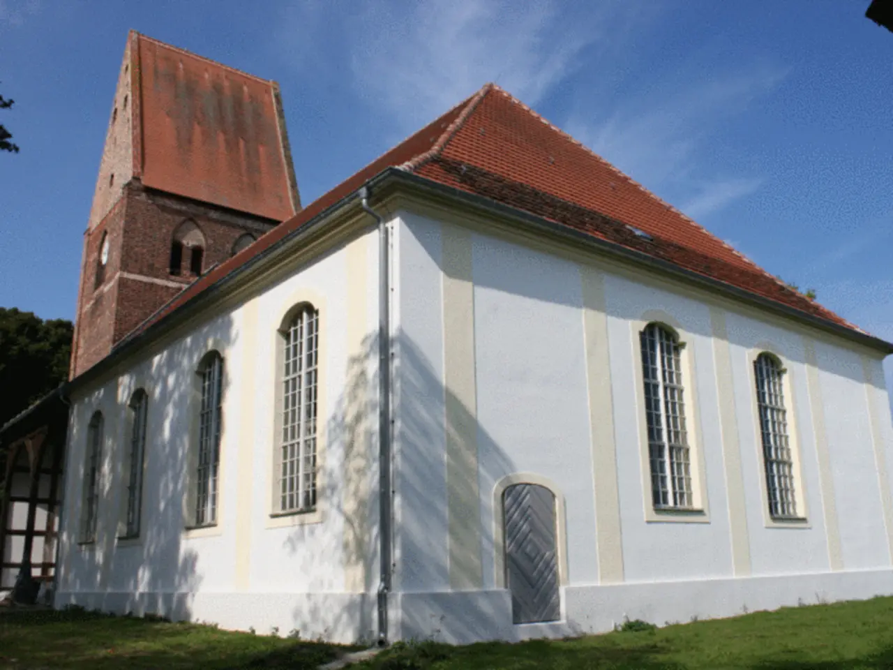Im Vordergrund des Bildes ist das sanierte Kirchenschiff zu sehen, links im Bild ist das Vordach erkennbar, welches die Radwegekirchen-Fähigkeit der Dorfkirche Pessin begünstigt.
