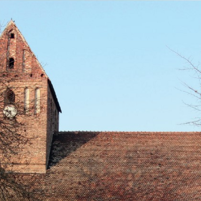 Auf dem Bild sieht man das Dach und den Turm der Dorfkirche von Buckow.