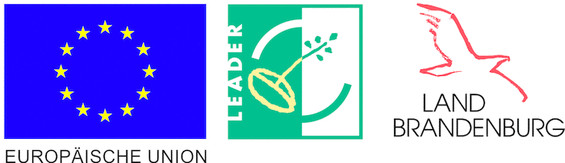 Drei Logo-Grafiken zeigen nebeneinander drei Symbole. Erstens das Sternenbanner der Europäischen Union mit zwölf gelben Sternen im Kreis auf blauem Grund und dem Untertitel Europäische Union. Zweitens den Programmnamen "LEADER", integriert in einem stilisierten Pflanzenkeimling. Drittens einen stilisierten roten Adler und den Schriftzug "Land Brandenburg"