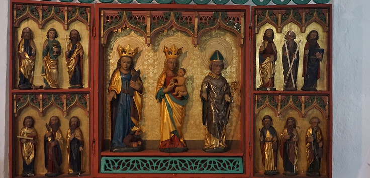 Man sieht den hölzernen Schnitzaltar in der Dorfkirche Dallmin mit Maria, dem Jesuskind und den Aposteln.