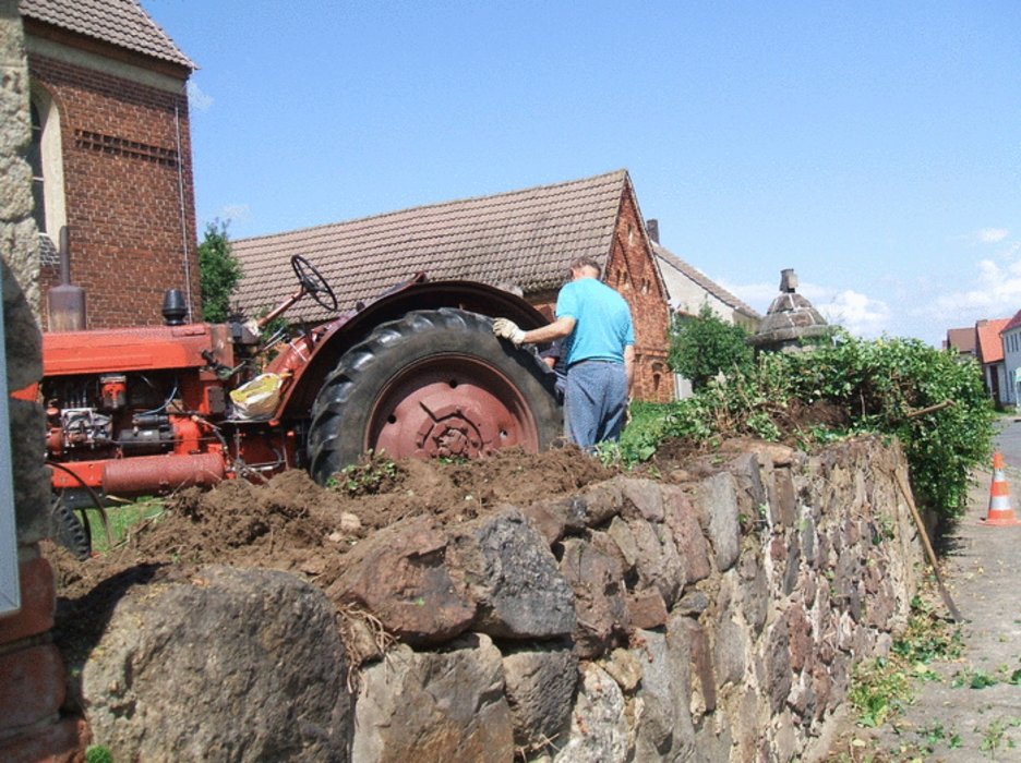 Lühnsdorfer Mauer beim Abriss, Foto: Fritz Moritz/Förderkreis Lühnsdorf