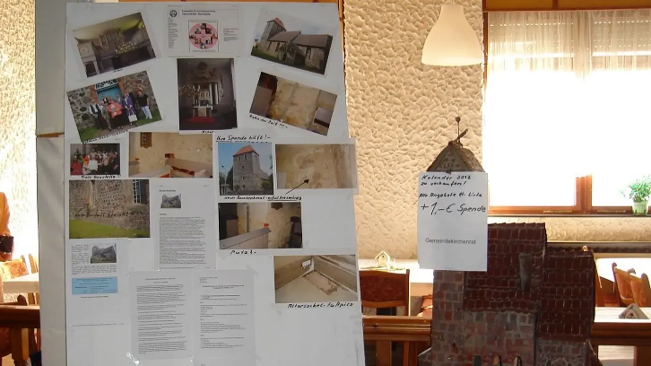 Vor den Sanierungsarbeiten wirbt die evangliche Gemeinde in Rehfelde für ihr Projekt mit einer Infotafel.