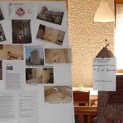 Vor den Sanierungsarbeiten wirbt die evangliche Gemeinde in Rehfelde für ihr Projekt mit einer Infotafel.