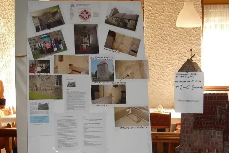 Vor den Sanierungsarbeiten wirbt die evangliche Gemeinde in Rehfelde für ihr Projekt mit einer Infotafel.