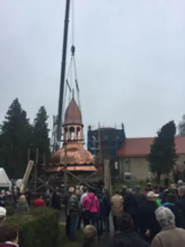 Foto Schaulustige bei der Kirche plus in Laubst, Foto: Johan Wagner