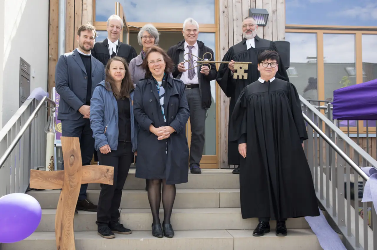 Auf diesem Bild sieht man von links nach rechts folgende Personen bei der Einweihung des Kirchenkreiszentrums in Lehnin: Moritz Krekeler, Bischof Dr. Christian Stäblein, Madelaine Meiser, Dorothea Sitzler-Osing, Stefan Köhler-Apel, Andrea Molkenthin, Siegfried-Thomas Wisch, Susanne Graap.