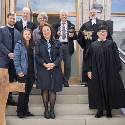 Auf diesem Bild sieht man von links nach rechts folgende Personen bei der Einweihung des Kirchenkreiszentrums in Lehnin: Moritz Krekeler, Bischof Dr. Christian Stäblein, Madelaine Meiser, Dorothea Sitzler-Osing, Stefan Köhler-Apel, Andrea Molkenthin, Siegfried-Thomas Wisch, Susanne Graap.