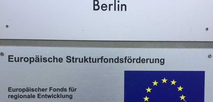 Türschild "Europäische Strukturfondförderung Berlin" mit EU-Flagge, Foto: Johan Wagner