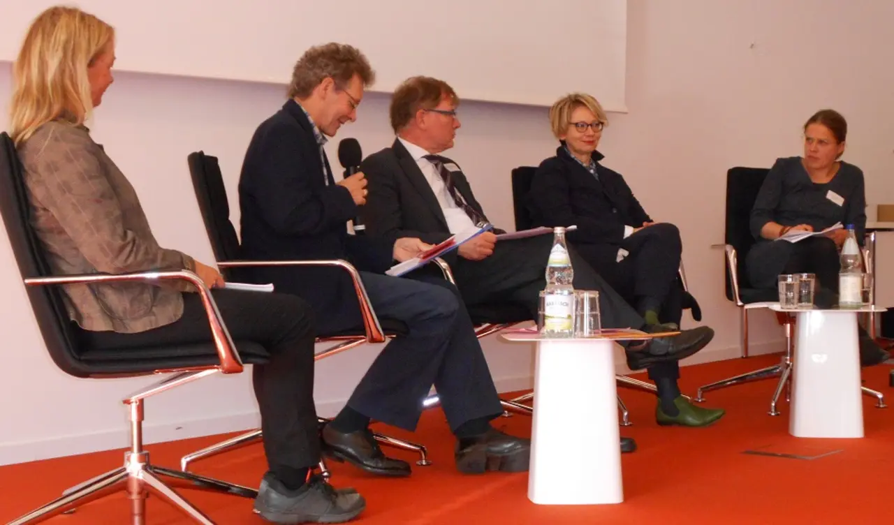 Fachtag Sorgende Gemeinde, 28.10.19, v. l. n. r.: Dr. Maren Heincke, Zentrum für Gesellschaftliche Verantwortung der Ev. Kirche in Hessen und Nassau, Moderation: Volker Amrhein, Diakonie Deutschland, Prof. Dr. Alfred Seiferlein, Bundesministerium für Ernährung und Landwirtschaft, Prof. Dr. Claudia Neu, Lehrstuhl für  Soziologie Ländlicher Räume an den Universitäten Göttingen und Kassel, Susanne Dähner, Berlin-Institut für Bevölkerung und Entwicklung, Foto: EKBO