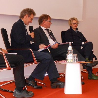 Fachtag Sorgende Gemeinde, 28.10.19, v. l. n. r.: Dr. Maren Heincke, Zentrum für Gesellschaftliche Verantwortung der Ev. Kirche in Hessen und Nassau, Moderation: Volker Amrhein, Diakonie Deutschland, Prof. Dr. Alfred Seiferlein, Bundesministerium für Ernährung und Landwirtschaft, Prof. Dr. Claudia Neu, Lehrstuhl für  Soziologie Ländlicher Räume an den Universitäten Göttingen und Kassel, Susanne Dähner, Berlin-Institut für Bevölkerung und Entwicklung, Foto: EKBO
