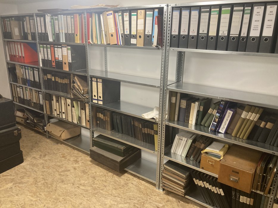 AUf dem Bild sieht man einen Archivraum im Gemeindehasu Lenzen, in denen wichtige Papiere sicher aufbewahrt werden können.