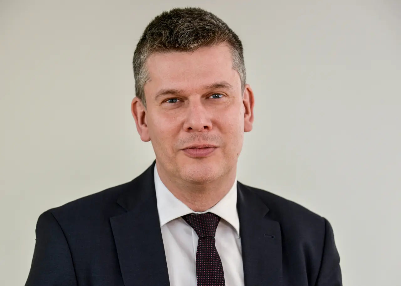 Man sieht den Länderbeauftragter der Evangelischen Kirche Berlin-Brandenburg-schlesische Oberlausitz (kurz: EKBO), Martin Vogel, im Porträt.