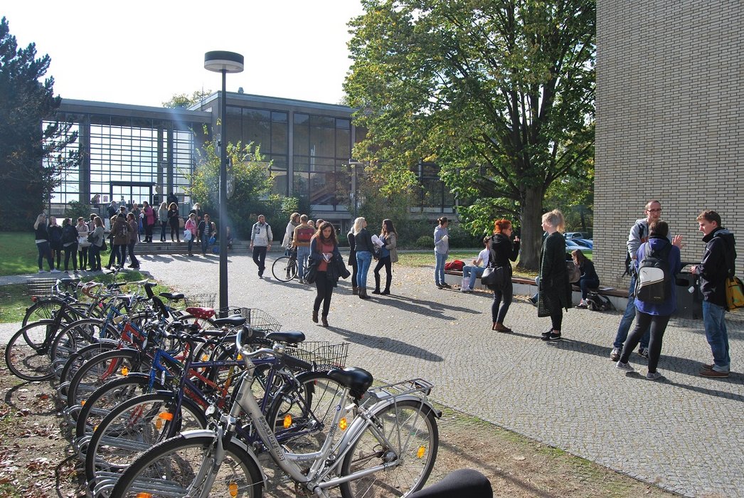 Blick auf das Hauptgebäude, Atrium,  Foto: Evangelische Hochschule Berlin (EHB): Pierre-Yves Dalka