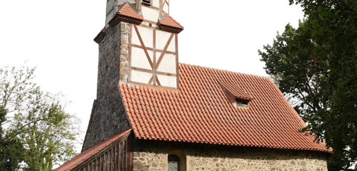 Auf dem Bild sieht man die sanierte Kirche in Zixdorf.