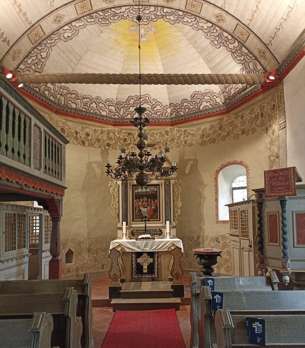 Auf dem Bild sieht man den Altar im Innenraum der Kirche in Zixdorf.