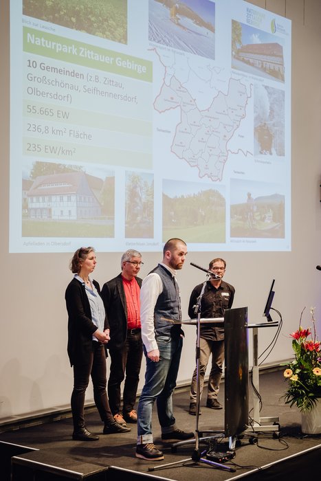 Präsentation des Projektes, v. l. n. r.: Barbara Werling, LEADER-Regionalmanagement Östliche Oberlausitz, Bernhard Preiß, Baupfleger/EVLKS, Martin Besta, LEADER-Regionalmanagement Naturpark Zittauer Gebirge, Andreas Fünfstück, Pfarrer, Pfarrsprengel Waldhufen-Vierkirchen