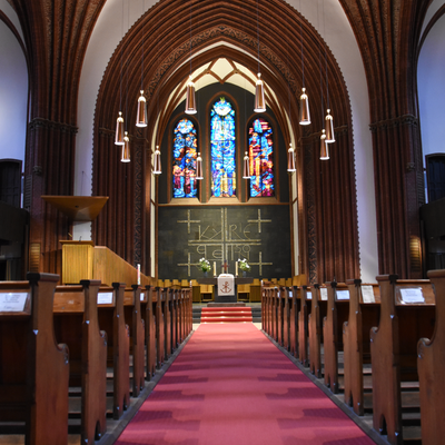 Auf dem Bild sieht man den sanierten Innenraum der Matthäuskirche in Berlin-Steglitz.