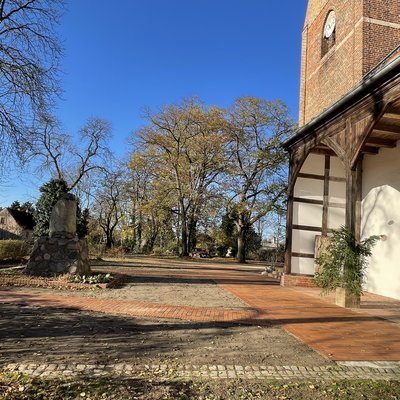 Man sieht den Vorplatz der Dorfkirche in Pessin.