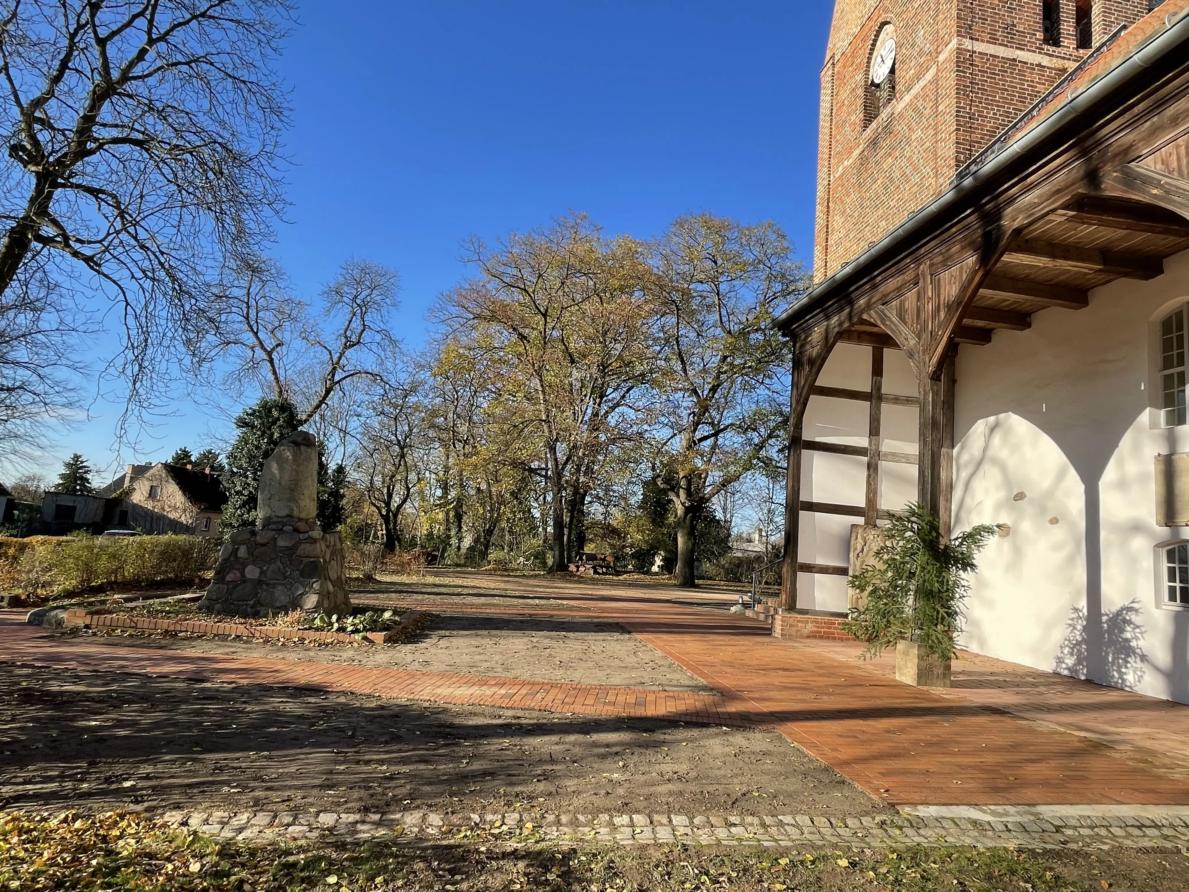 Man sieht den Vorplatz der Dorfkirche in Pessin.