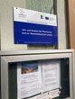 Auf dem Bild sieht man eine Plakette. Sie weißt darauf hin, dass der Umbau des Gemeindehauses in Lenzen mit Geldern aus der Europäischen union unterstützt wurde.