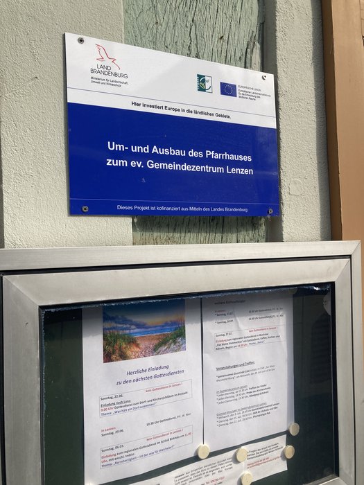 Auf dem Bild sieht man eine Plakette. Sie weißt darauf hin, dass der Umbau des Gemeindehauses in Lenzen mit Geldern aus der Europäischen union unterstützt wurde.