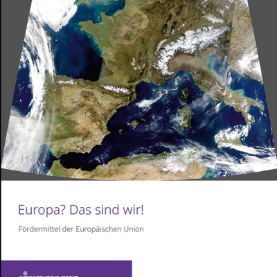 Das Deckblatt der Broschüre zeigt als flächigen Hintergrund ein Satellitenfoto. Das Foto zeigt einen Ausschnitt des europäischen Kontinents. Als grafisches Gestaltungselement ist in der Region Berlin-Brandenburg eine Markierung wie auf einer physischen Landkarte eingefügt.