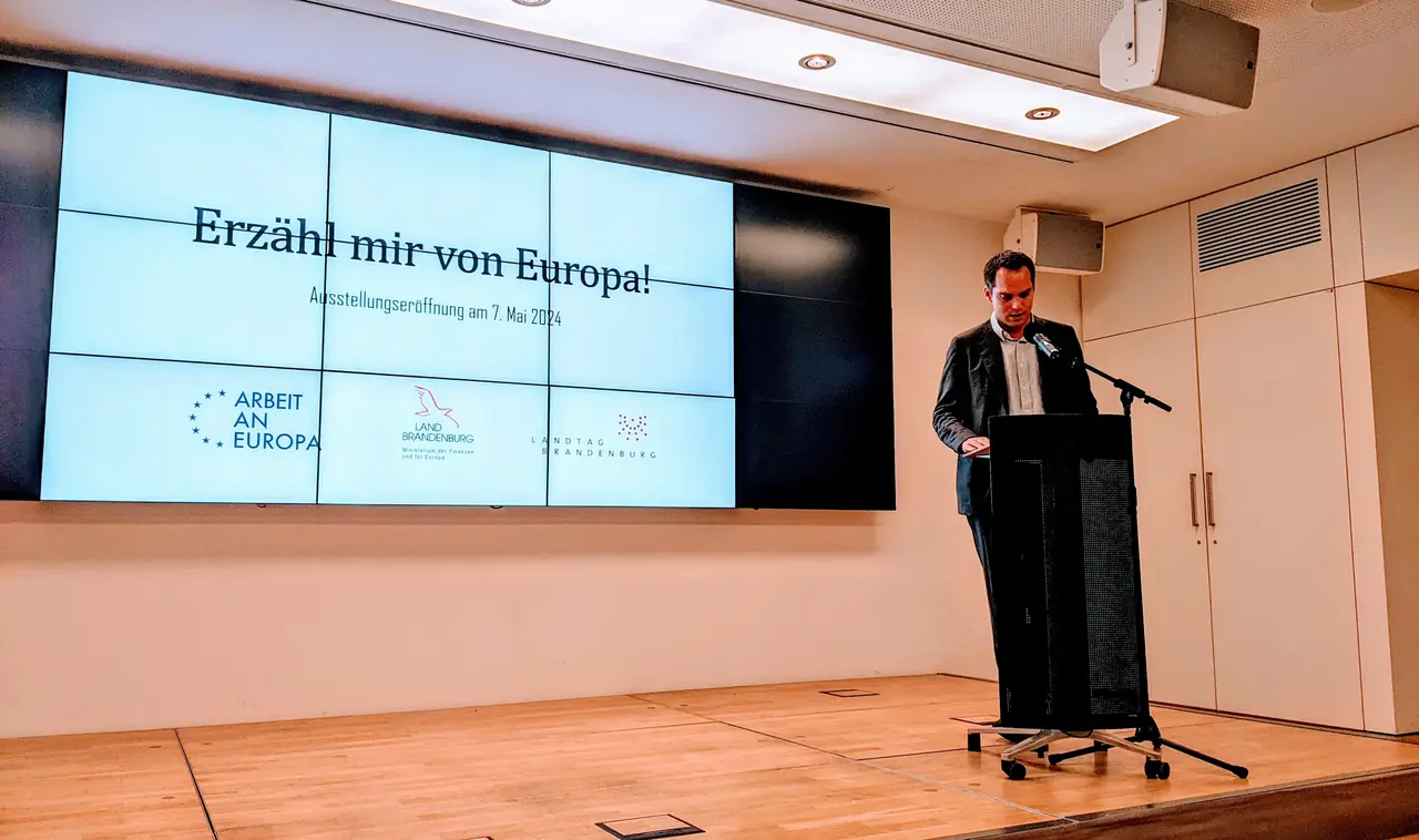 Auf dem Foto sieht man einen Redner am Pult zur Austellungseröffnung "Erzähl mir von Europa" im Brandenburger Landtag.