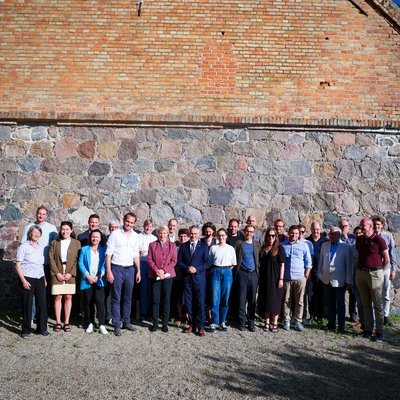 Ein Gruppenbild mit Teilnehmer:innen der Deutsch-polnischen Debattentage in der Uckermark mit  Landrätin Karina Dörk und Botschafter Dariusz Pawłoś.