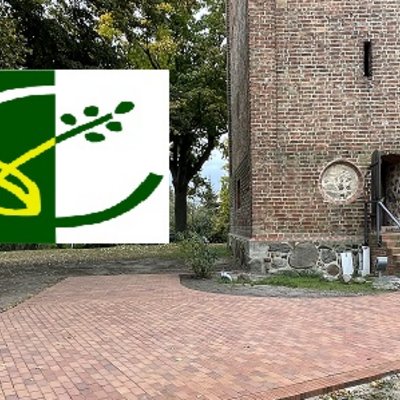 Man sieht ein Foto der Dorfkirche in Pessin und das LEADER-LOGO.