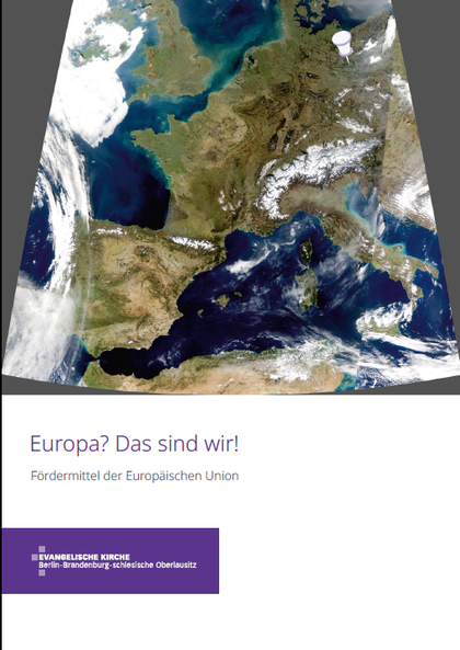 Das Deckblatt der Broschüre zeigt als flächigen Hintergrund ein Satellitenfoto. Das Foto zeigt einen Ausschnitt des europäischen Kontinents. Als grafisches Gestaltungselement ist in der Region Berlin-Brandenburg eine Markierung wie auf einer physischen Landkarte eingefügt.