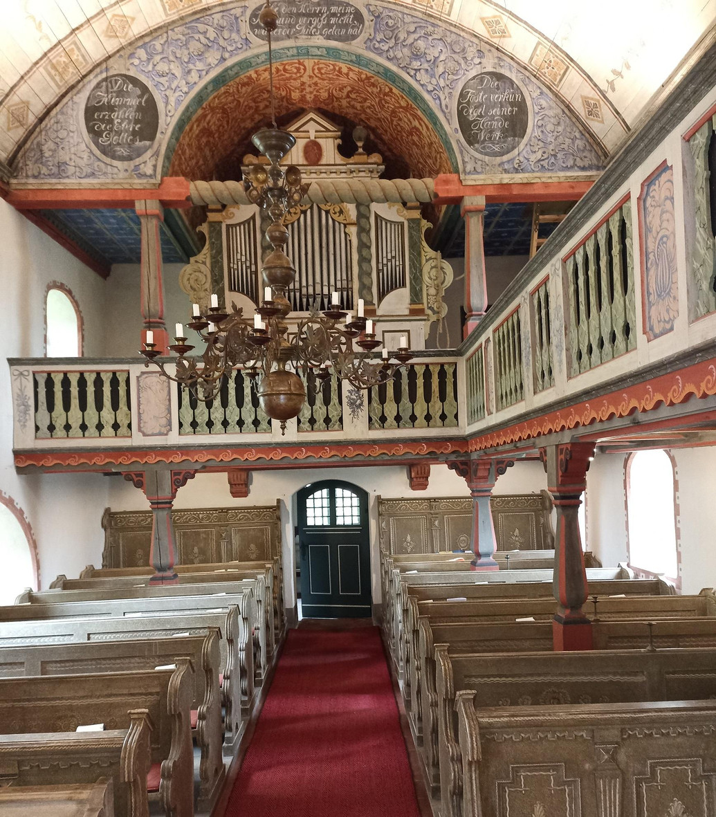 Auf dem Bild sieht man die Empore im Innenraum der Kirche in Zixdorf.