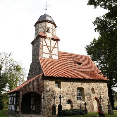 Auf dem Bild sieht man die sanierte Kirche in Zixdorf.