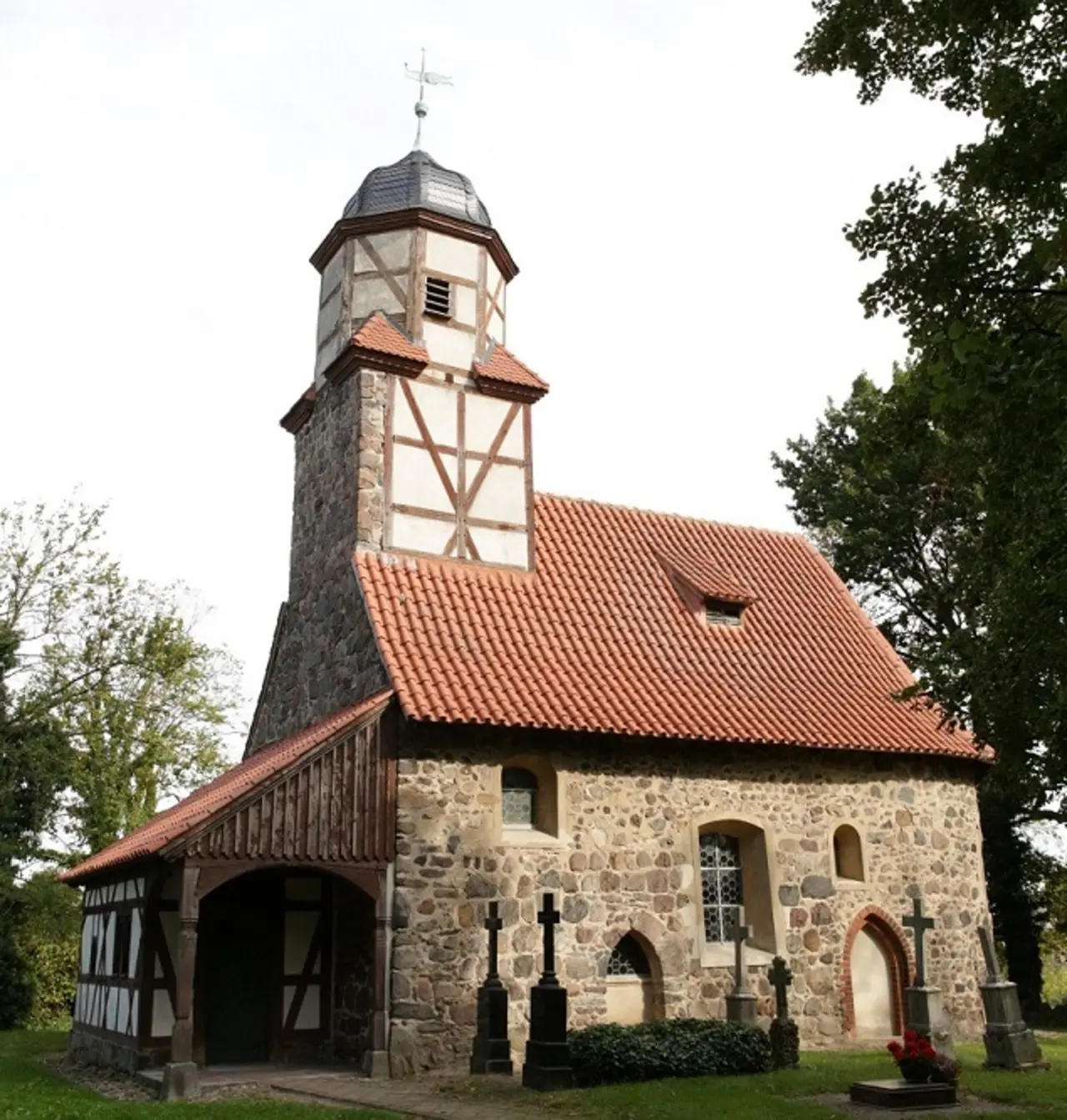 Auf dem Bild sieht man die sanierte Kirche in Zixdorf.