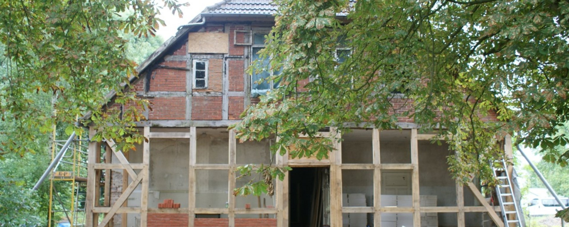 Baustelle an der linken Stirnseite des Hauses, Foto: Frederik Kraft